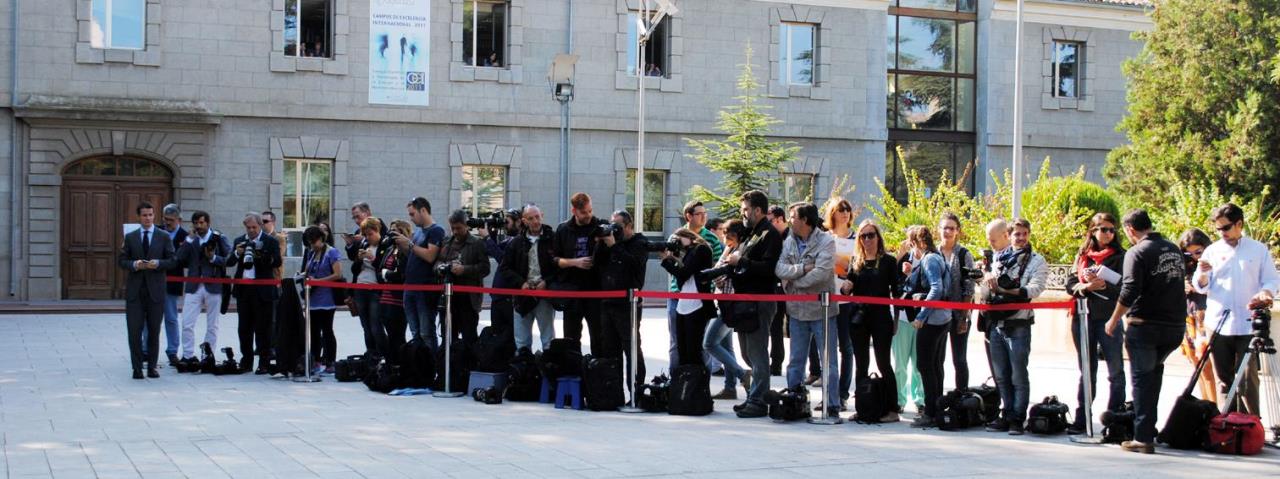 Un grupo de periodistas espera para un acto informativo en Toledo