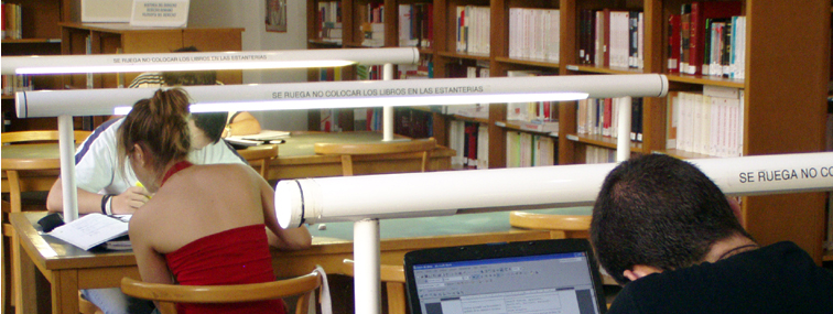 Estudiantes en biblioteca