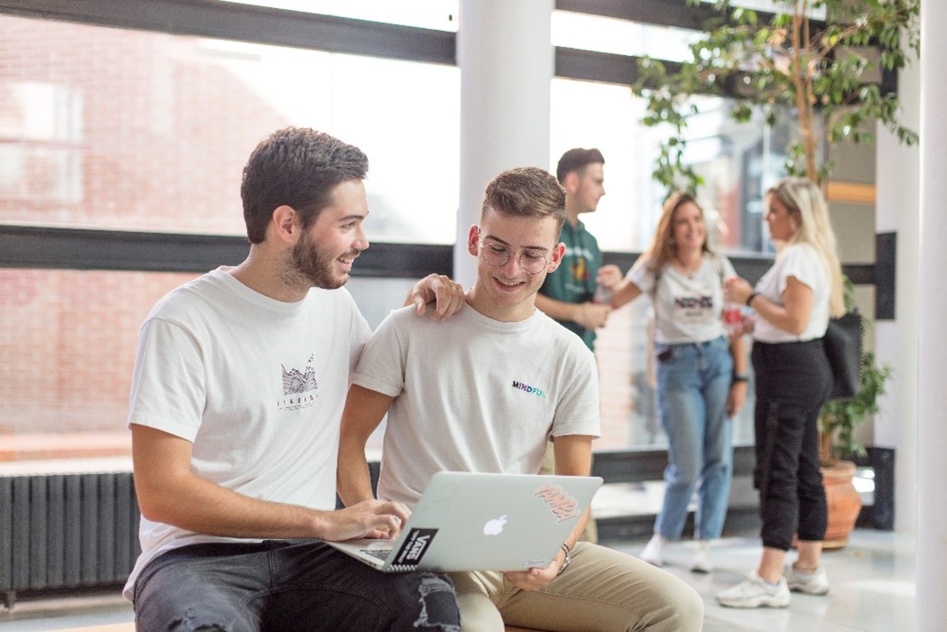 Mentor ayudando a nuevo estudiante 