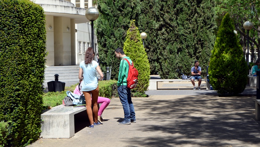 Estudiantes en el campus