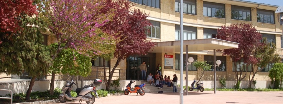 Entrada Edificio con alumnos