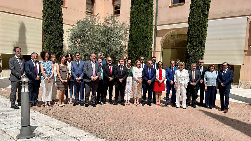 Foto de familia tras la firma del contrato-programa