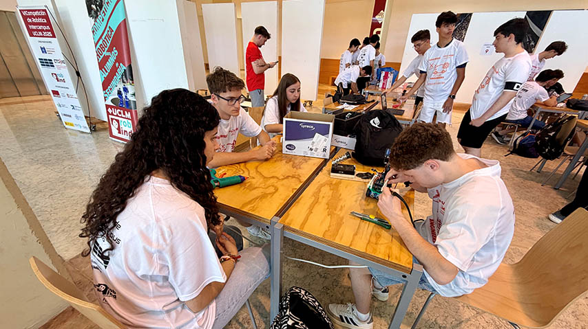 Uno de los equipos prepara su robot