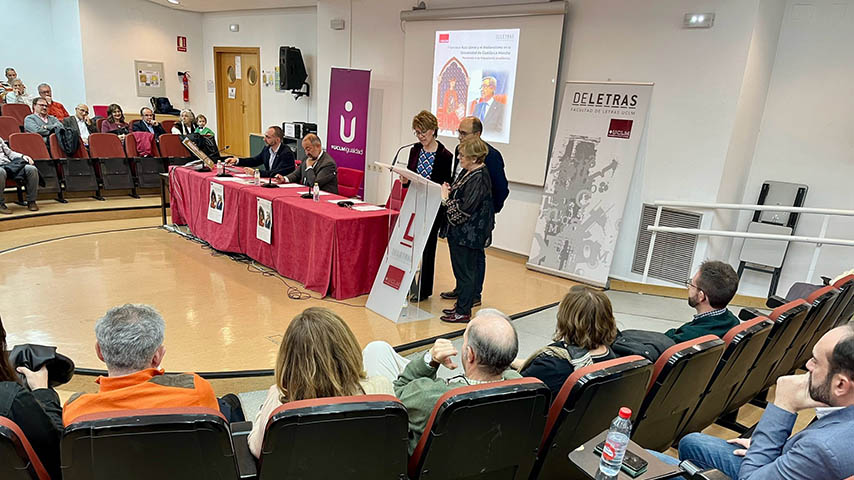 Lectura del pergamino dedicado al profesor Francisco Ruiz