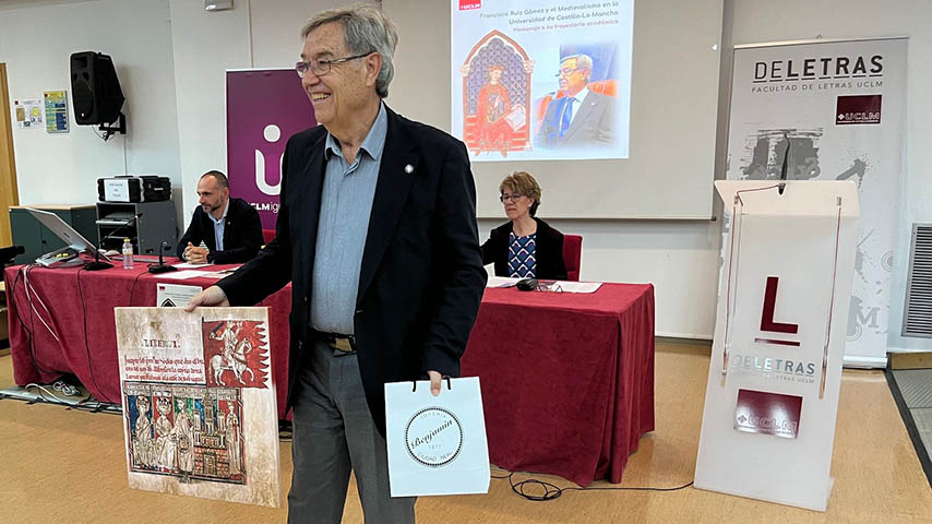 El profesor Francisco Ruiz recibió un pergamino que glosa su trayectoria académica y vital