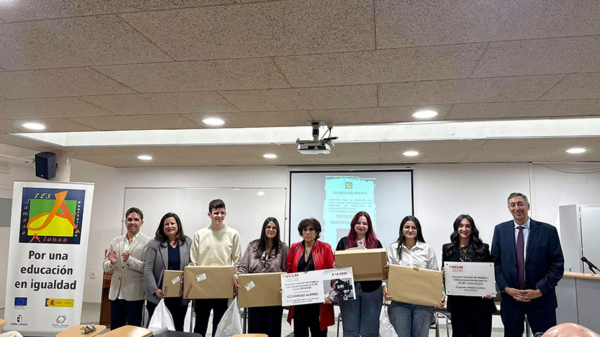 Entrega del premio del concurso eslogan de la UCLM