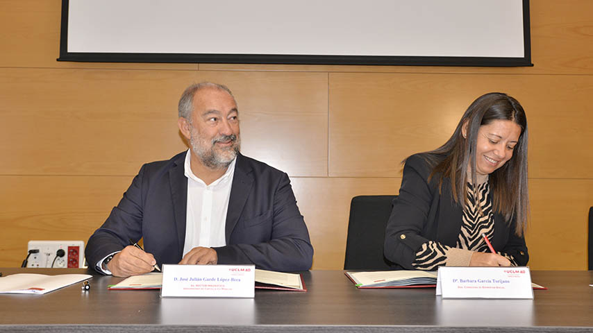 La UCLM y la Consejería de Bienestar Social sellan un acuerdo de robótica social para mejorar la atención a personas mayores dependientes 