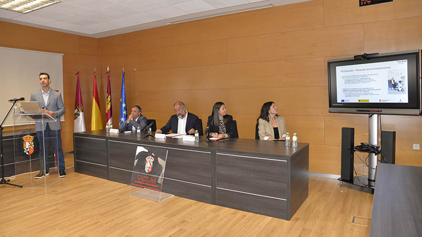 La UCLM y la Consejería de Bienestar Social sellan un acuerdo de robótica social para mejorar la atención a personas mayores dependientes 