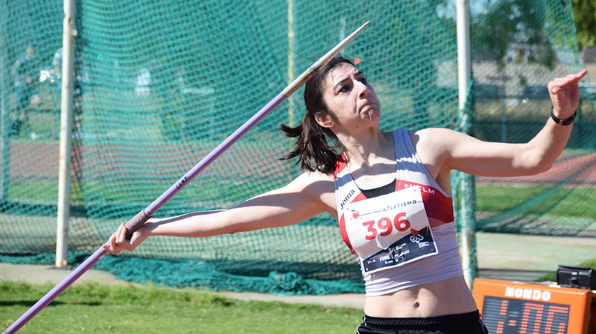 Marta Ruiz-Valdepeñas, lanzando la jabalina en plena competición
