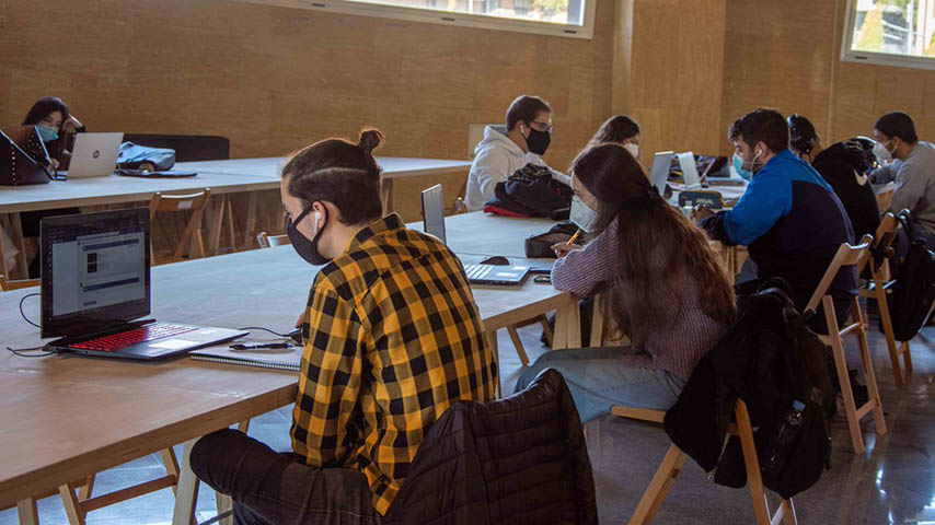 Estudiantes con portátiles en la Escuela de Arquitectura de Toledo