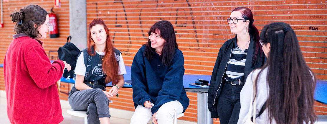 Un grupo de alumnas en el Campus de Cuenca