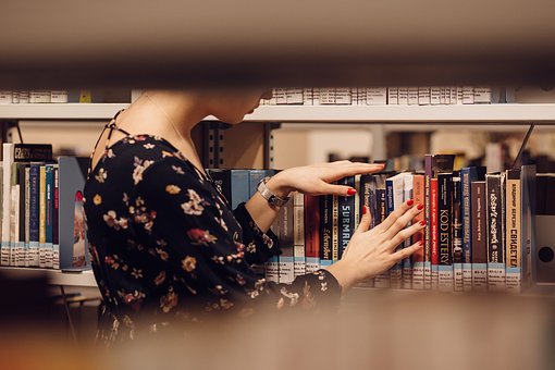 Estudiante seleccionando libros.