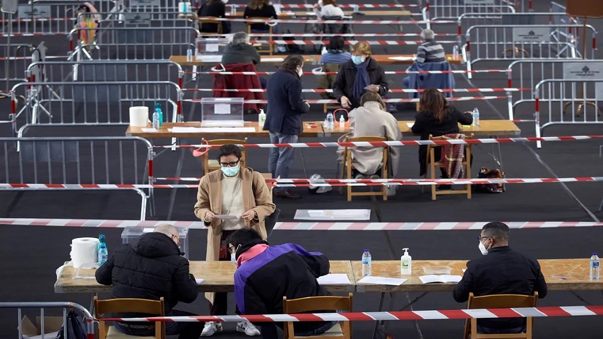 Una persona votando en las elecciones ca