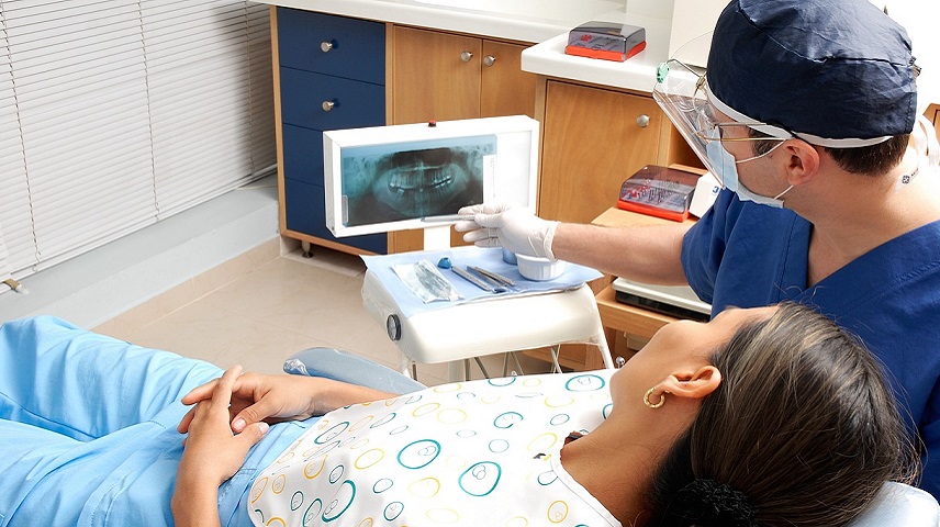 Mujer en el dentista