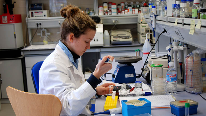Una investigadora trabaja con muestras en un laboratorio de la UCLM